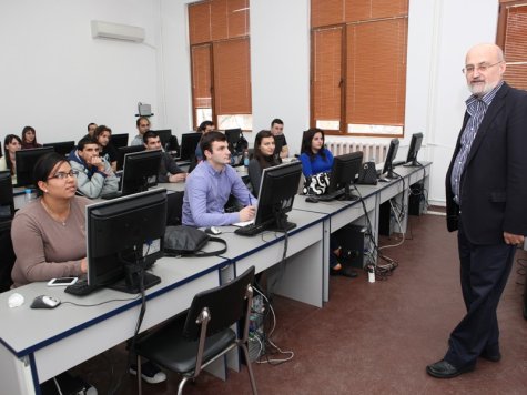 Специалисти от водеща софтуерна компания обучаваха свищовски студенти за създаване на уеб приложения