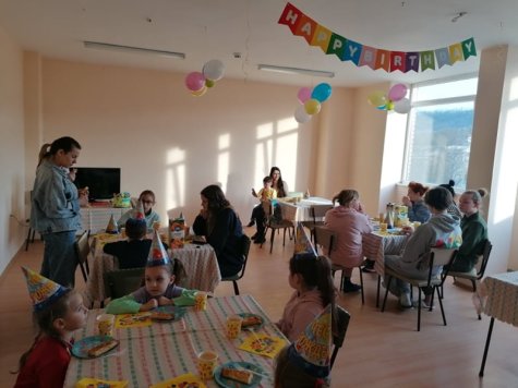 Доброволци от БЧК и Свищовската академия организираха детски рожден ден за бежанци от Украйна