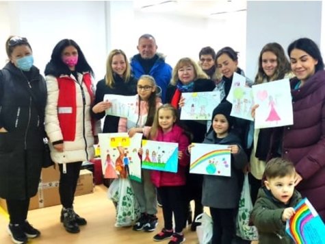 Ректорът на Свищовската академия посети украинските бежанци и прие дарение за тях от БЧК