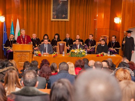 Стопанска академия награди отличници и изявени студенти на тържествена церемония по повод 8 декември