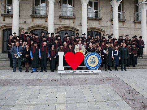 Дипломираха се магистрите от випуск 2018 на Стопанска академия