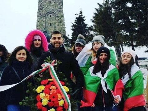 Студенти от Стопанска академия честваха националния празник на България на връх Шипка