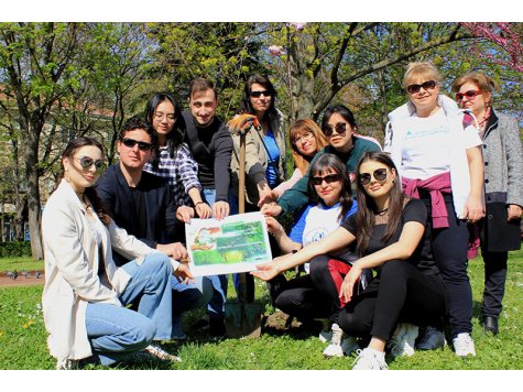 Международния ден на Земята отбелязаха свищовски студенти и преподаватели със засаждане на плачеща японска вишна