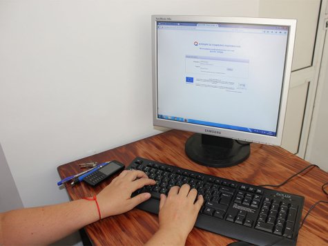Стопанска академия дари компютри на учебни заведения и институции