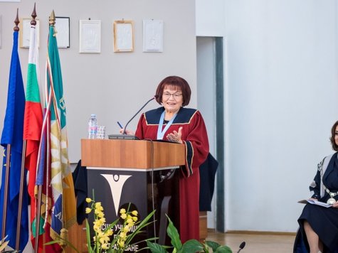 Янка Такева – член на настоятелството на Свищовската академия бе удостоена с почетното звание „Доктор хонорис кауза”