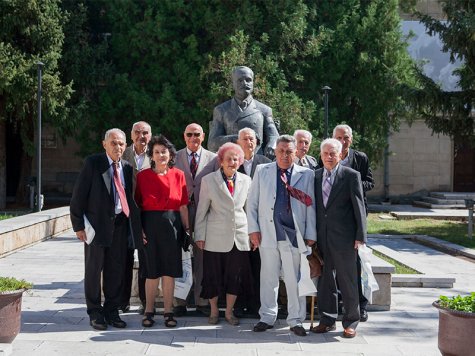Студенти на първия ректор на Стопанска академия се срещнаха след 60 години в родната Алма матер