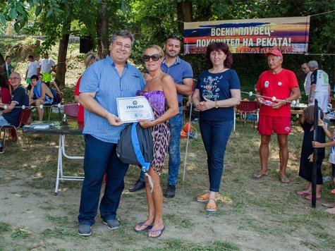 Стопанска академия награди участник в 62-рото преплуване на река Дунав край Свищов