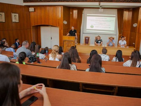 Информационен ден за студентите-първокурсници в редовна форма на обучение се проведе в Стопанска академия