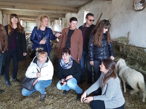Свищовски студенти гостуваха във фермата на успешен млад агропредприемач – възпитаник на Стопанска академия