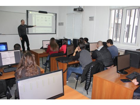 Софтуерен специалист обучава студенти от специалност „Бизнес информатика“ в практическите занятия