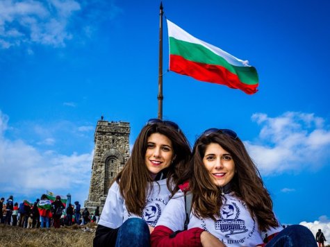Свищовски студенти честваха 3 март на връх Шипка